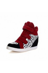 Women's Shoes Leatherette Wedge Heel Wedges / Closed Toe Fashion Sneakers Outdoor / Casual Black / Red
