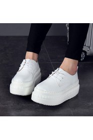 Women's Shoes Patent Leather Flat Heel Platform / Comfort Fashion Sneakers Outdoor / Dress / Casual Black / White