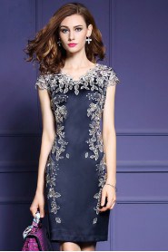 Sheath / Column Lace Knee-length Short Sleeve V-neck Embroidery Mother of the Bride Dress