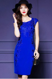 Sheath / Column Knee-length Sleeveless Scoop Embroidery Mother of the Bride Dress