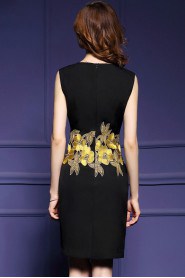 Sheath / Column Knee-length Sleeveless Scoop Embroidery Mother of the Bride Dress